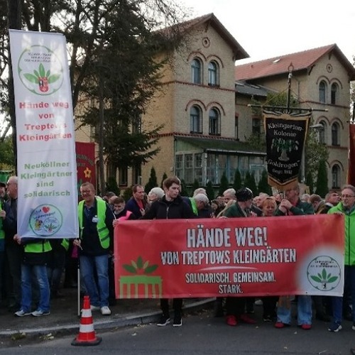 Hunderte demonstrieren für den Erhalt der Kleingärten in Treptow    